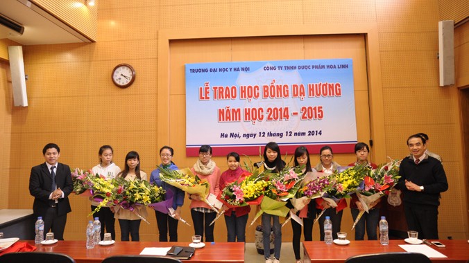 Dạ Hương chung sức cùng nữ sinh ĐH Y Hà Nội năm học 2014-2015