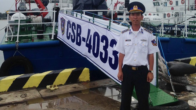 Đại úy Lê Trung Thành bên con tàu 4033 làm nhiệm vụ trên vùng biển chủ quyền của Việt Nam.