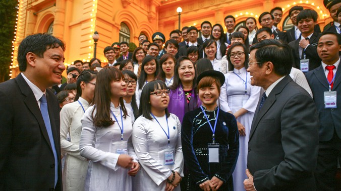 Chủ tịch nước Trương Tấn Sang trò chuyện với các sinh viên ưu tú. Ảnh: Vương Bảo Anh.