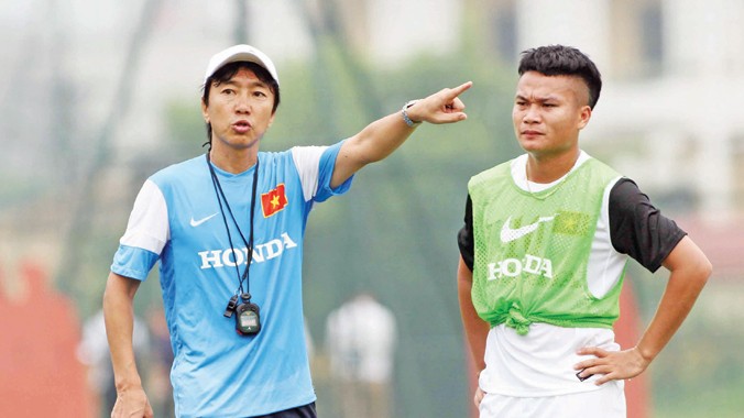 HLV Miura hướng dẫn các cầu thủ ĐT Olympic Việt Nam tập luyện trước thềm ASIAN Games 17. Ảnh: VSI.