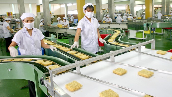Công nhân làm việc trong nhà máy sản xuất mì ăn liền TPHCM. Ảnh: Ngọc Châu.