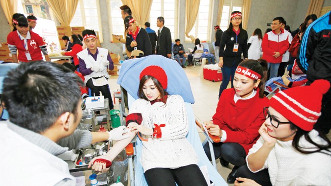 Hoa hậu Ngọc Hân, Á hậu Dương Tú Anh tham gia hiến máu trong Ngày Chủ nhật Đỏ 2014. Ảnh: Như Ý.