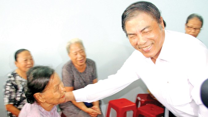 Ông Nguyễn Bá Thanh với người dân làng phong Hòa Vân (quận Thanh Khê) tháng 9/2012. Ảnh: Nguyễn Huy.