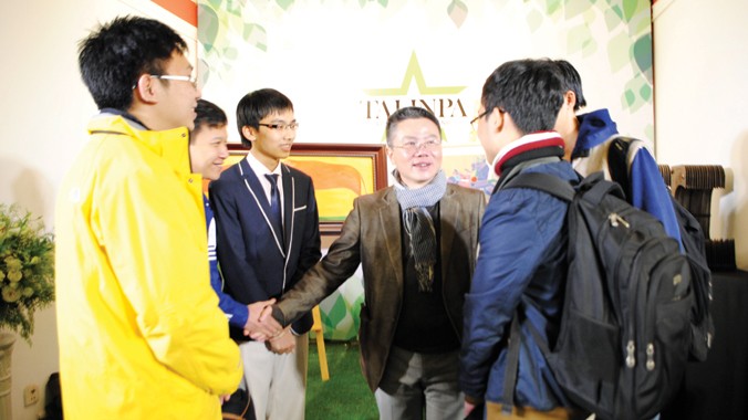GS Ngô Bảo Châu và các sinh viên từng tham gia kỳ thi Olympic Toán quốc tế tại tiệc chiêu đãi ra mắt Vườn ươm tài năng. Ảnh: PV.