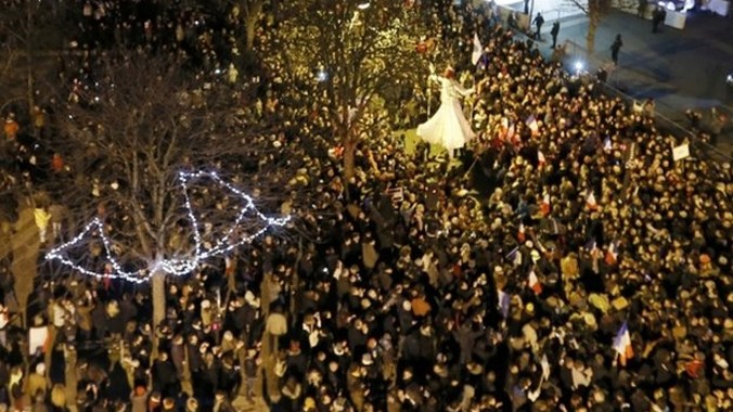 Biển người xuống đường tuần hành tại Paris hôm 11/1 để thể hiện sự đoàn kết và ủng hộ tự do ngôn luận. Ảnh: BBC.