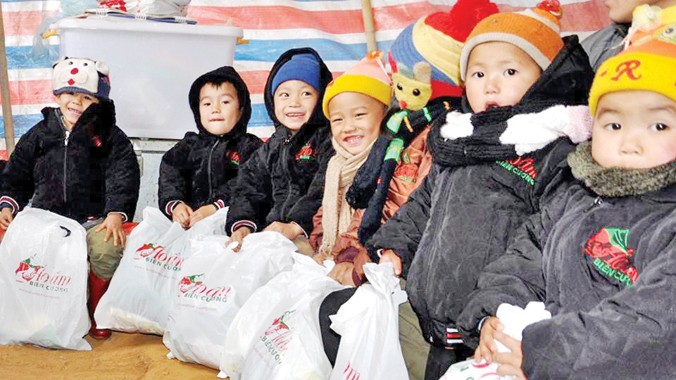 Trẻ em biên giới Cần Nông (Thông Nông, Cao Bằng) vui cười với những phần quà do nhóm Áo ấm biên cương trao tặng. Ảnh: Thanh Hải.