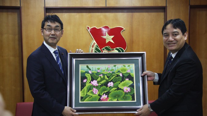 Anh Nguyễn Đắc Vinh tặng quà lưu niệm ngài Katsuyuki Kawai.