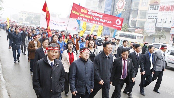 Bộ trưởng Bộ GD&ĐT Phạm Vũ Luận dẫn đầu đoàn diễu hành cổ động ngày Chủ Nhật Đỏ - 2014. Ảnh: Hồng Vĩnh.