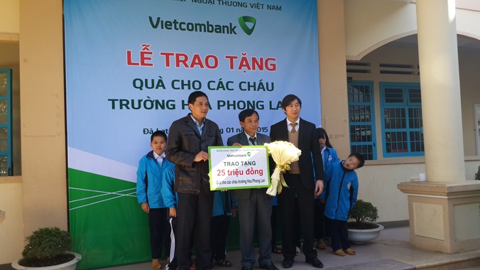 Vietcombank tặng quà trẻ trường Hoa Phong Lan