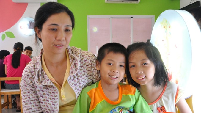 Cô giáo Trần Thị Sương và hai con tại Bệnh viện Truyền máu và Huyết học trong lúc chờ được vào truyền máu.
