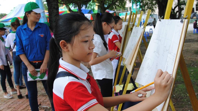 Học sinh thành phố Hạ Long, tỉnh Quảng Ninh vẽ tranh về chủ đề bảo vệ môi trường.