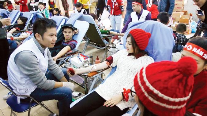 Á hậu Dương Tú Anh tham gia hiến máu tại trường Đại học Thương mại năm 2014.