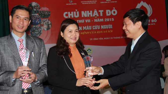 Phó TBT báo Tiền Phong Trần Thanh Lâm, đại diện BTC trao kỷ niệm chương cho hai đơn vị phối hợp tổ chức Chủ nhật Đỏ.