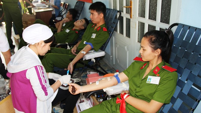 Bạn Y Duyên (SN 1994, dân tộc Dẻ, quê Kom Tum) tham gia hiến máu. Ảnh: Việt Văn.