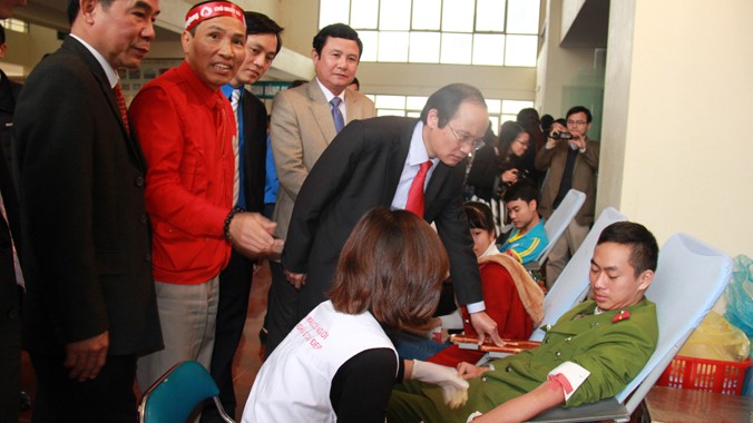 Lãnh đạo tỉnh Phú Thọ thăm hỏi, động viên sinh viên hiến máu