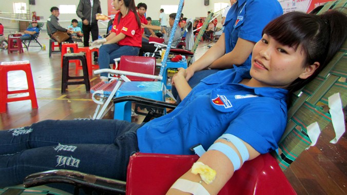 Sinh viên Trần Thị Ý Như, một trong những người hiến máu cuối cùng tại Chủ nhật Đỏ 2015 - Khánh Hòa.