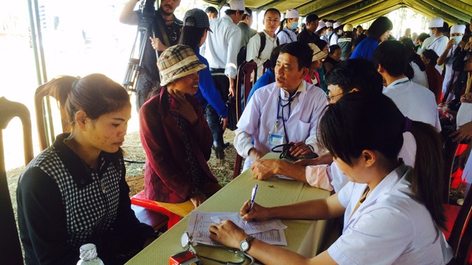 Các bác sĩ khám chữa bệnh cho người đồng bào dân tộc ở huyện Krông Búk ngày 26/1. Ảnh: L.N.