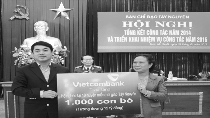 Ông Nghiêm Xuân Thành - Chủ tịch HĐQT Vietcombank trao tặng hộ nghèo tại 10 huyện miền núi giáp Tây Nguyên 1.000 con bò.