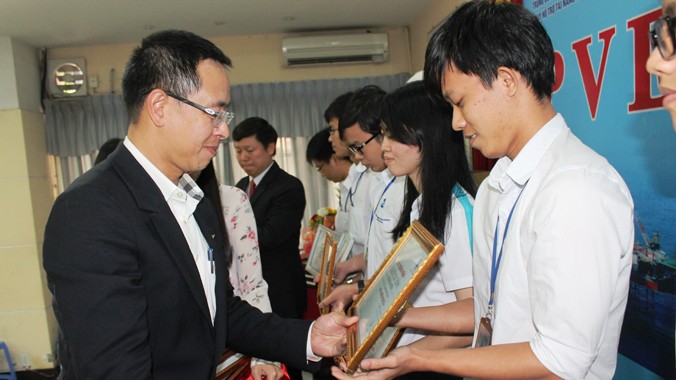 Ông Trần Bình Minh trao học bổng cho sinh viên.