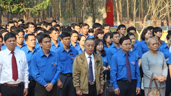 Bí thư T.Ư Đoàn Nguyễn Anh Tuấn cùng đoàn đến thắp hương tại tượng đài chi bộ Phú Riềng Đỏ.