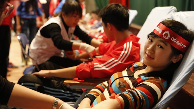 Các bạn thanh niên tham gia hiến máu trong ngày Chủ nhật Đỏ tại Đại học Bách khoa Hà Nội. Ảnh: Hồng Vĩnh.