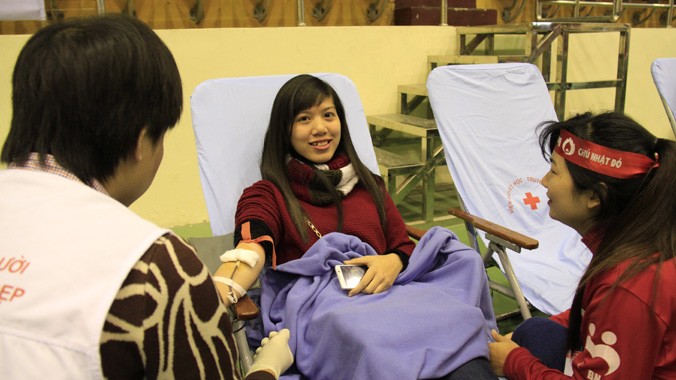 Sinh viên hiến máu tại Chủ nhật Đỏ Bắc Ninh 2015. Ảnh: Trường Phong.