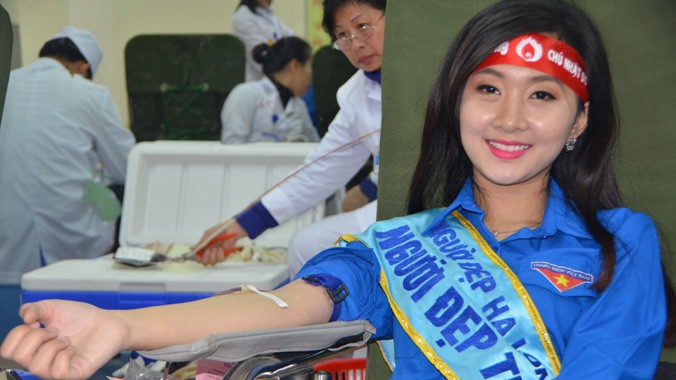 Người đẹp Phương Anh, thí sinh dự cuộc thi Hoa hậu Việt Nam năm 2014 trực tiếp hiến máu trong ngày Chủ nhật Đỏ.