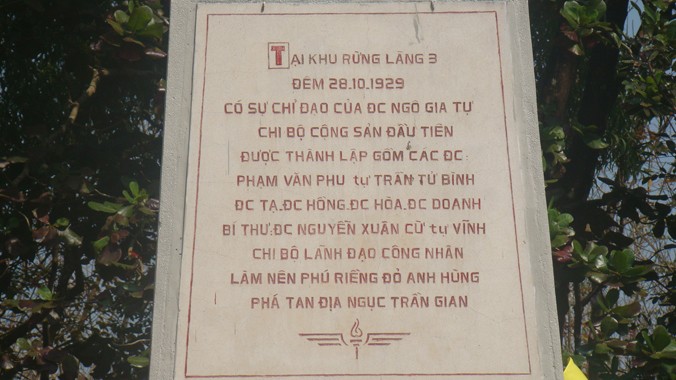 Tượng đài Phú Riềng Đỏ, nơi thành lập chi bộ Đảng đầu tiên của ngành cao su.