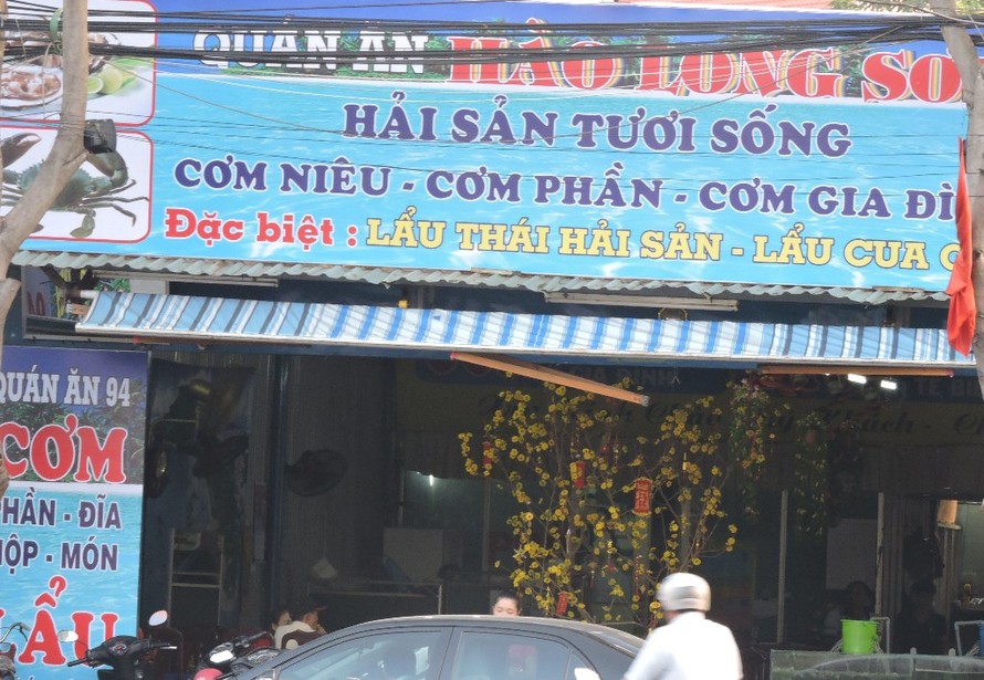 Chủ quán Hào Long Sơn tính 2,2 triệu đồng cho bữa ăn của hai người gồm tôm sú, ốc hương, cơm chiên hải sản, hai chai bia, ly cam ép.
