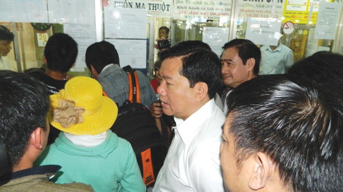 Bộ trưởng GTVT Đinh La Thăng kiểm tra công tác bán vé Tết tại Bến xe Miền Đông. Ảnh: LT.