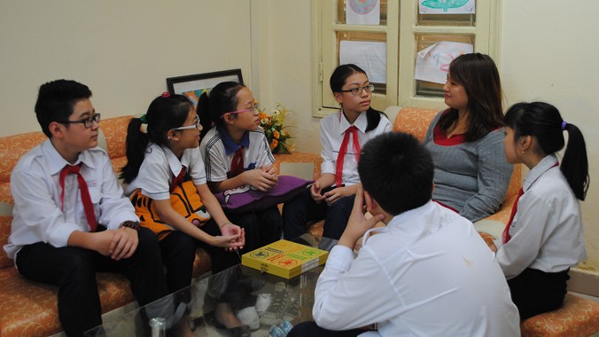 Thạc sĩ tâm lý Vũ Thu Hà đang trò chuyện với học sinh khối 6 Trường THCS Ngô Sĩ Liên, quận Hoàn Kiếm, Hà Nội. Ảnh: Quý Hiên.