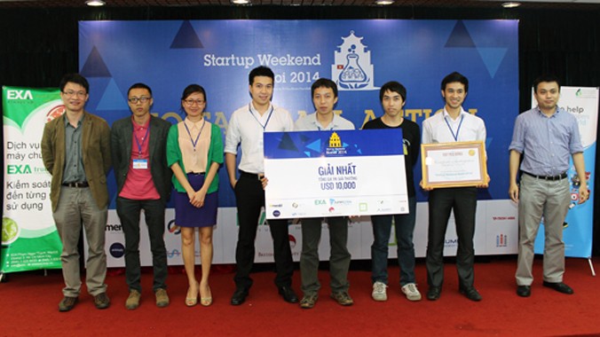 Trần Ngọc Tuân (thứ 4 từ phải qua) nhận giải Nhất khởi nghiệp Startup Weekend Hanoi 2014. Ảnh: NVCC.