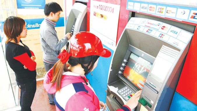 ATM phục vụ công nhân rút tiền tại khu công nghiệp Bắc Ninh. Ảnh: Như Ý.