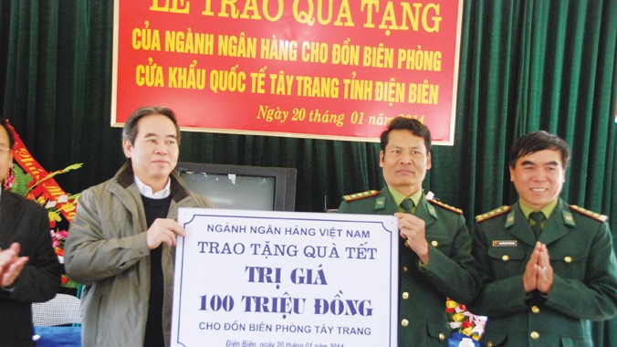 Thống đốc Nguyễn Văn Bình trao quà Tết cho Đồn biên phòng Tây Trang, tỉnh Điện Biên.
