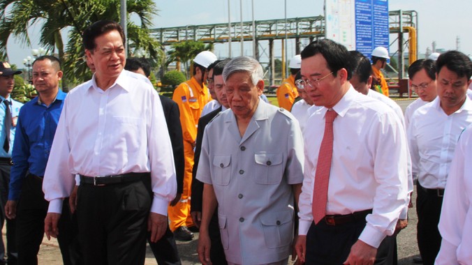 Thủ tướng Nguyễn Tấn Dũng, cùng các đồng chí nguyên lãnh đạo cấp cao của Đảng thăm trung tâm phân phối khí Cà Mau của PV GAS.