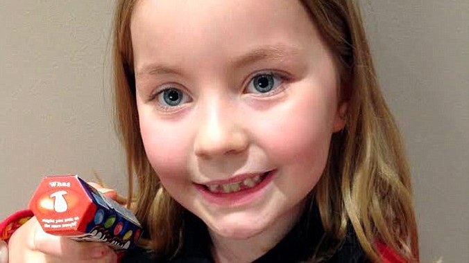 Cô bé 7 tuổi phát hiện lỗi chính tả trên vỏ kẹo