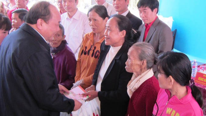 Phó Thủ tướng Nguyễn Xuân Phúc tặng quà hộ nghèo huyện Phú Lộc, tỉnh TT-Huế.