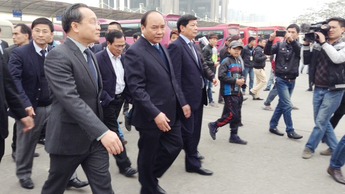 Phó Thủ tướng Nguyễn Xuân Phúc đi thị sát bến xe Mỹ Đình. Ảnh: Đức Huy.