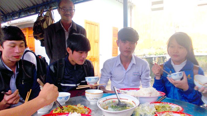 Bữa ăn miễn phí tại trường Trần Đại Nghĩa.