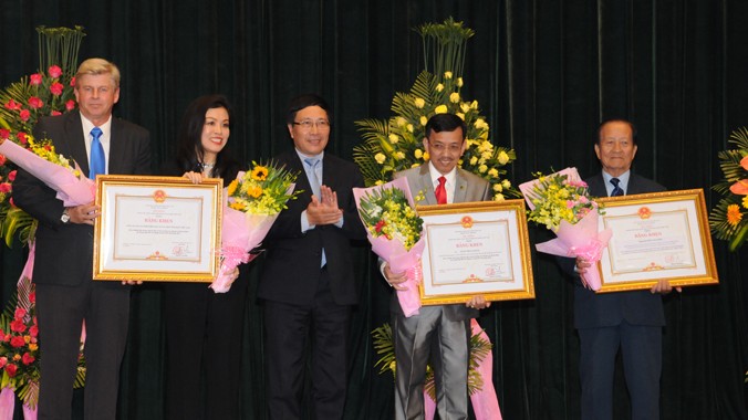 Phó Thủ tướng Chính phủ Phạm Bình Minh trao Bằng khen của Thủ tướng Chính phủ cho ông David Dương và tập thể VWS.