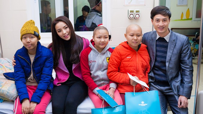Hoa hậu Kỳ Duyên,đại diện công ty Hoa Thiên Phú trao quà cho trẻ em tại Bệnh viện K.