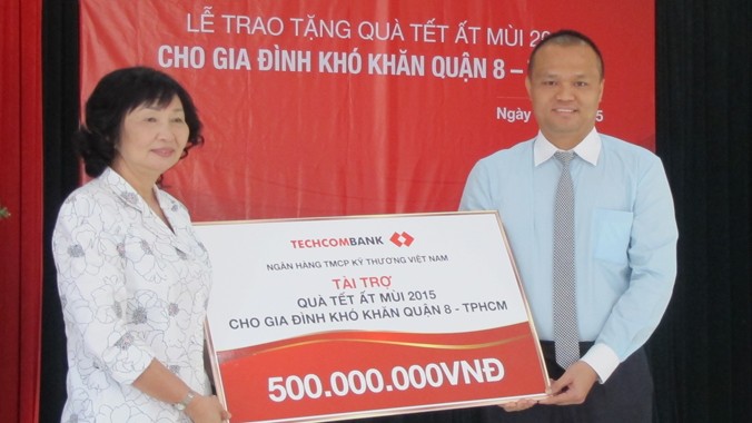 Techcombank tặng quà Tết cho 1.200 hộ nghèo