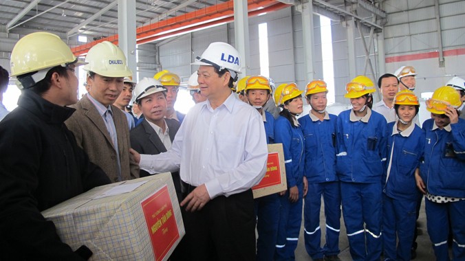 Thủ tướng Nguyễn Tấn Dũng thăm và trao quà Tết cho các công nhân làm việc tại nhà máy alumin Tân Rai. Ảnh: Thục Quyên.