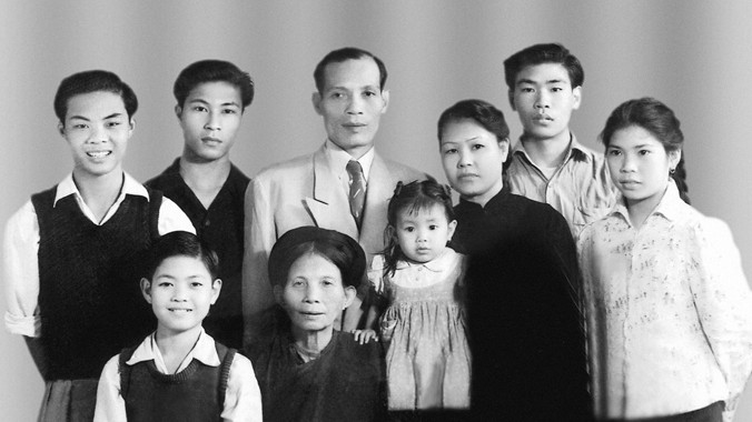 Ảnh Tết gia đình xưa (khoảng 1960). Nguồn: Hiệu ảnh Quốc Tế.