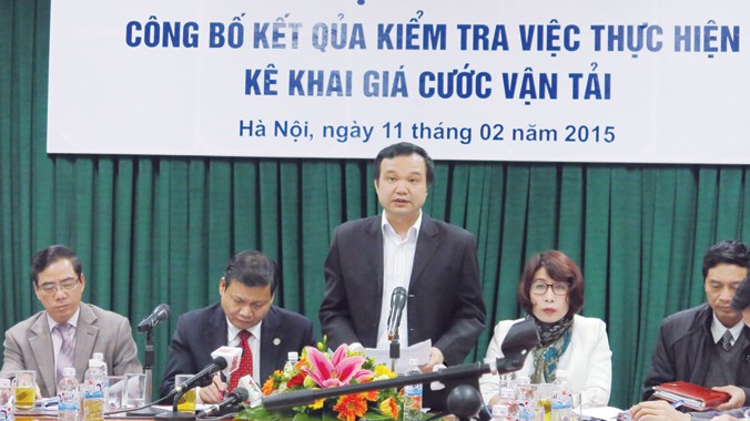 Theo ông Nguyễn Anh Tuấn (đứng), Cục trưởng Cục Quản lý Giá - Bộ Tài chính, có tình trạng doanh nghiệp trốn kê khai giá cước vận tải bằng việc chạy sang tỉnh khác. Ảnh: Đức Huy.
