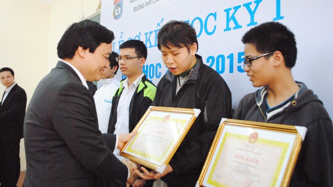 Ông Phùng Xuân Nhạ, Giám đốc ĐH Quốc gia Hà Nội trao bằng khen cho các học sinh giỏi Trường chuyên THPT KHTN.