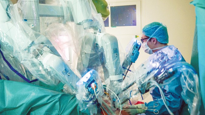 Một ca phẫu thuật bằng robot tại bệnh viện đại học Tubingen.
