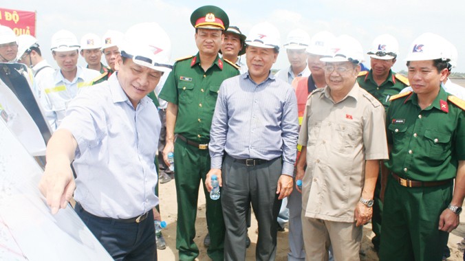 Cục trưởng Hàng hải Việt Nam Nguyễn Nhật (ngoài cùng bên trái) đang giới thiệu một dự án trọng điểm.
