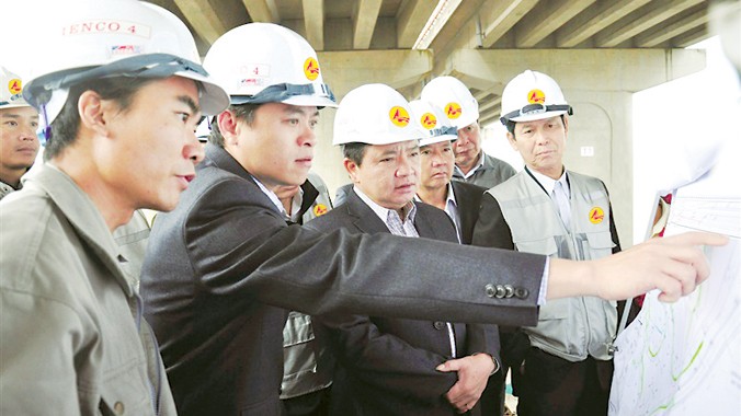 Tổng giám đốc Cienco4 Nguyễn Tuấn Huỳnh (thứ hai từ trái qua) kiểm tra gói thầu 3A cầu Kỳ Lâm.