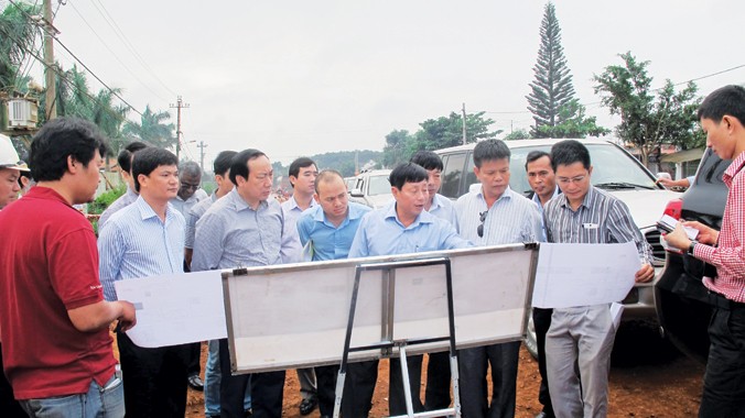 Thứ trưởng GTVT Nguyễn Hồng Trường (thứ hai từ trái qua) kiểm tra hiện trường dự án đường Hồ Chí Minh qua Tây Nguyên và Bình Phước.